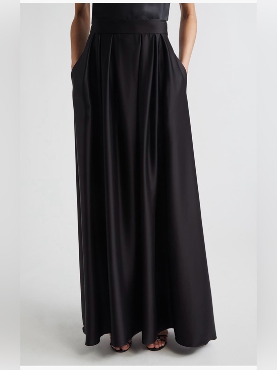 St. John Dresses & Skirts - NWOT ST. JOHN Liquid Satin Shirt in Black
Size 12